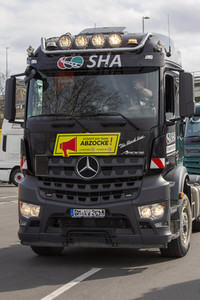 Lkw-Fahrer demonstrieren gegen hohe Spritpreise in Köln