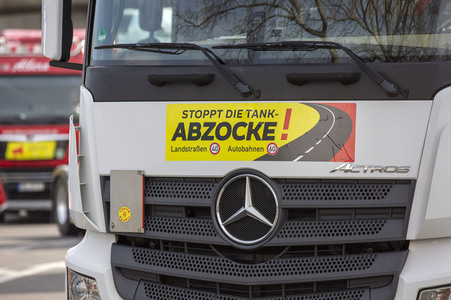 Lkw-Fahrer demonstrieren gegen hohe Spritpreise in Köln