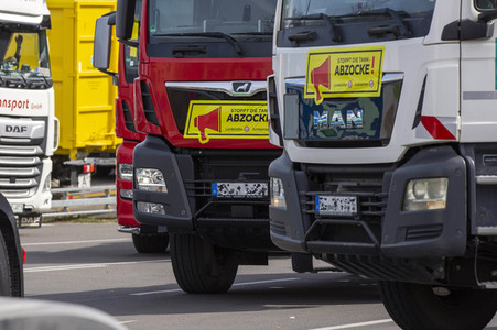 Lkw-Fahrer demonstrieren gegen hohe Spritpreise in Köln