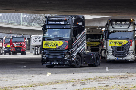 Lkw-Fahrer demonstrieren gegen hohe Spritpreise in Köln