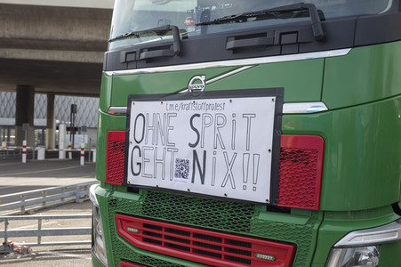 Lkw-Fahrer demonstrieren gegen hohe Spritpreise in Köln