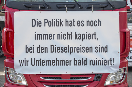 Lkw-Fahrer demonstrieren gegen hohe Spritpreise in Köln