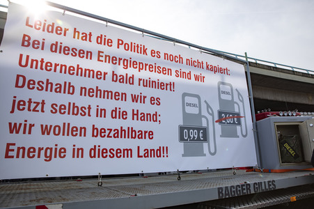 Lkw-Fahrer demonstrieren gegen hohe Spritpreise in Köln