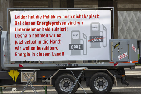Lkw-Fahrer demonstrieren gegen hohe Spritpreise in Köln