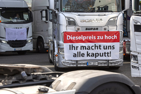 Lkw-Fahrer demonstrieren gegen hohe Spritpreise in Köln