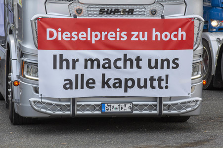 Lkw-Fahrer demonstrieren gegen hohe Spritpreise in Köln