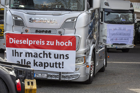 Lkw-Fahrer demonstrieren gegen hohe Spritpreise in Köln