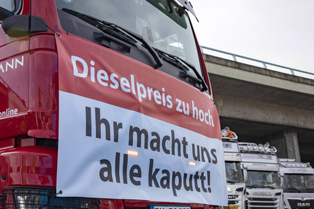 Lkw-Fahrer demonstrieren gegen hohe Spritpreise in Köln