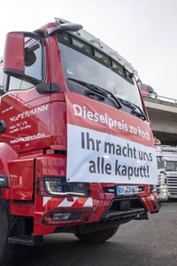 Lkw-Fahrer demonstrieren gegen hohe Spritpreise in Köln