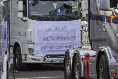 Lkw-Fahrer demonstrieren gegen hohe Spritpreise in Köln