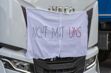 Lkw-Fahrer demonstrieren gegen hohe Spritpreise in Köln