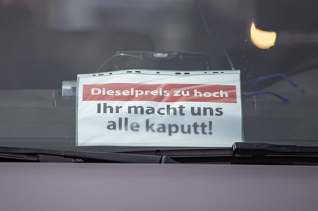 Lkw-Fahrer demonstrieren gegen hohe Spritpreise in Köln
