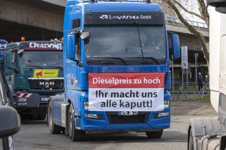 Lkw-Fahrer demonstrieren gegen hohe Spritpreise in Köln