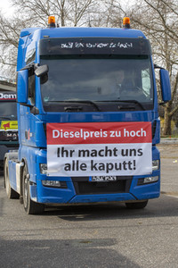 Lkw-Fahrer demonstrieren gegen hohe Spritpreise in Köln