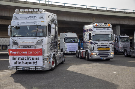 Lkw-Fahrer demonstrieren gegen hohe Spritpreise in Köln