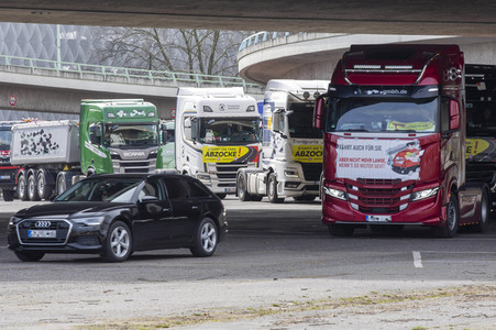 Lkw-Fahrer demonstrieren gegen hohe Spritpreise in Köln