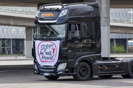 Lkw-Fahrer demonstrieren gegen hohe Spritpreise in Köln