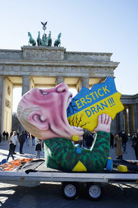 Ukraine-Solidaritätsaktion mit der Putin-Plastik von Jaques Tilly in Berlin