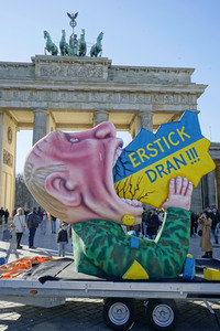 Ukraine-Solidaritätsaktion mit der Putin-Plastik von Jaques Tilly in Berlin