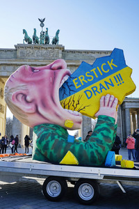 Ukraine-Solidaritätsaktion mit der Putin-Plastik von Jaques Tilly in Berlin