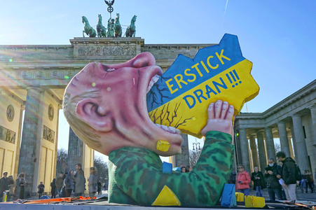 Ukraine-Solidaritätsaktion mit der Putin-Plastik von Jaques Tilly in Berlin