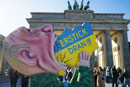 Ukraine-Solidaritätsaktion mit der Putin-Plastik von Jaques Tilly in Berlin