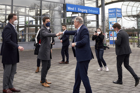 Stephan Weil besucht Unterkünfte für ukrainische Flüchtlinge in Hannover