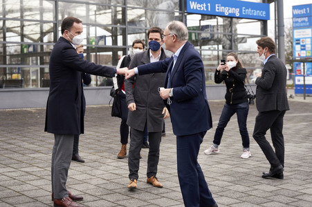 Stephan Weil besucht Unterkünfte für ukrainische Flüchtlinge in Hannover