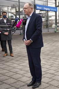 Stephan Weil besucht Unterkünfte für ukrainische Flüchtlinge in Hannover