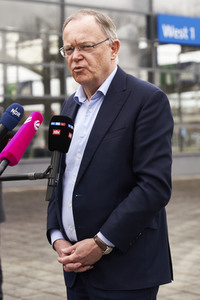 Stephan Weil besucht Unterkünfte für ukrainische Flüchtlinge in Hannover