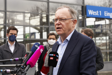 Stephan Weil besucht Unterkünfte für ukrainische Flüchtlinge in Hannover