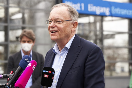 Stephan Weil besucht Unterkünfte für ukrainische Flüchtlinge in Hannover