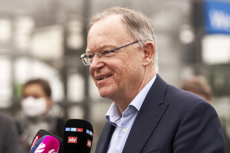 Stephan Weil besucht Unterkünfte für ukrainische Flüchtlinge in Hannover