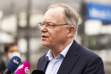 Stephan Weil besucht Unterkünfte für ukrainische Flüchtlinge in Hannover