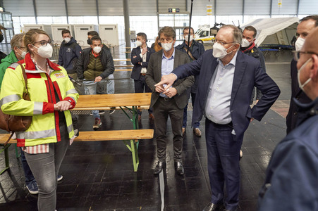 Stephan Weil besucht Unterkünfte für ukrainische Flüchtlinge in Hannover