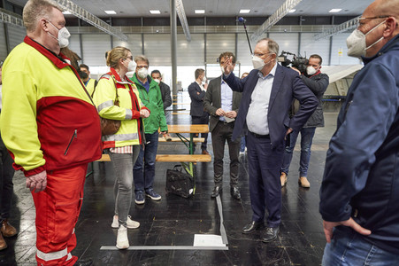 Stephan Weil besucht Unterkünfte für ukrainische Flüchtlinge in Hannover