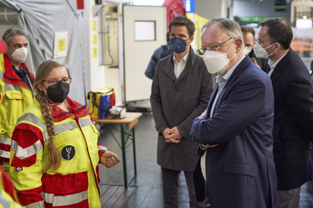 Stephan Weil besucht Unterkünfte für ukrainische Flüchtlinge in Hannover
