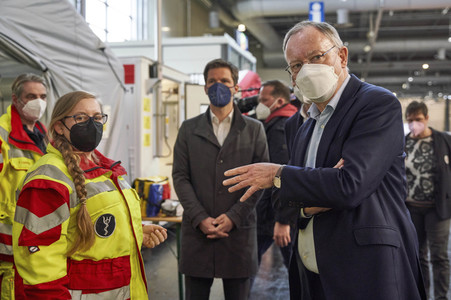 Stephan Weil besucht Unterkünfte für ukrainische Flüchtlinge in Hannover
