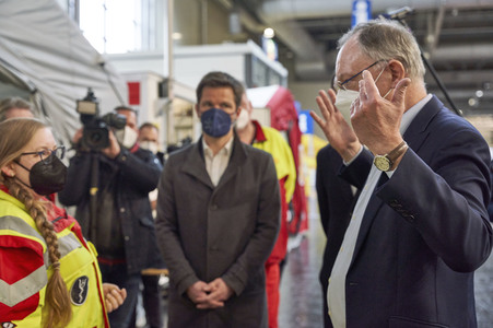 Stephan Weil besucht Unterkünfte für ukrainische Flüchtlinge in Hannover