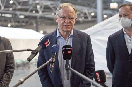 Stephan Weil besucht Unterkünfte für ukrainische Flüchtlinge in Hannover