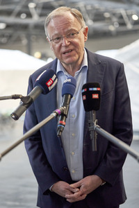 Stephan Weil besucht Unterkünfte für ukrainische Flüchtlinge in Hannover