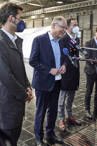 Stephan Weil besucht Unterkünfte für ukrainische Flüchtlinge in Hannover