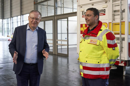 Stephan Weil besucht Unterkünfte für ukrainische Flüchtlinge in Hannover