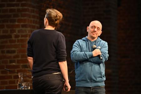 Bernhard Hoëcker, Eva von Mühlenfels und Mike Altwicker auf der lit.Kid. 2022 in Köln