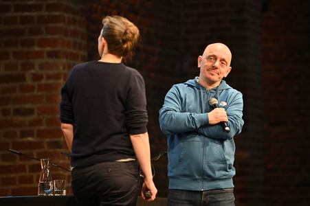 Bernhard Hoëcker, Eva von Mühlenfels und Mike Altwicker auf der lit.Kid. 2022 in Köln