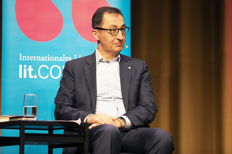 Thomas Hüetlin und Cem Özdemir auf der lit.Cologne 2022 in Köln