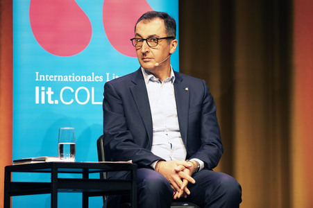 Thomas Hüetlin und Cem Özdemir auf der lit.Cologne 2022 in Köln