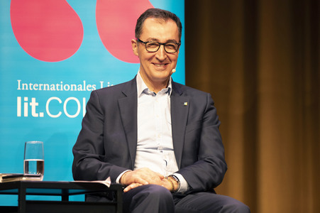 Thomas Hüetlin und Cem Özdemir auf der lit.Cologne 2022 in Köln