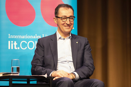 Thomas Hüetlin und Cem Özdemir auf der lit.Cologne 2022 in Köln