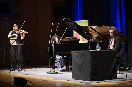 Franziska Hölscher, Marianna Shirinyan und Maria Schrader auf der lit.Cologne 2022 in Köln